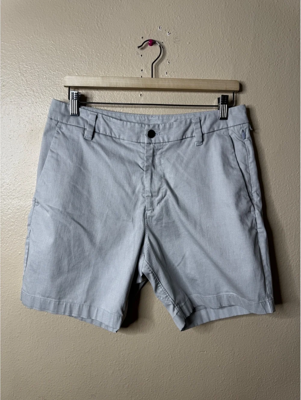 Lululemon Mens Size 32 Light Gray Chino Shorts Flat Front Casual Golf